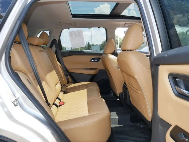 Used 2021 Gold Nissan Platinum image 18