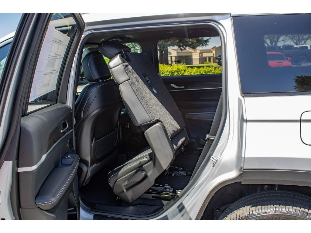 New 2026 SILVER ZYNITH Jeep Limited image 19