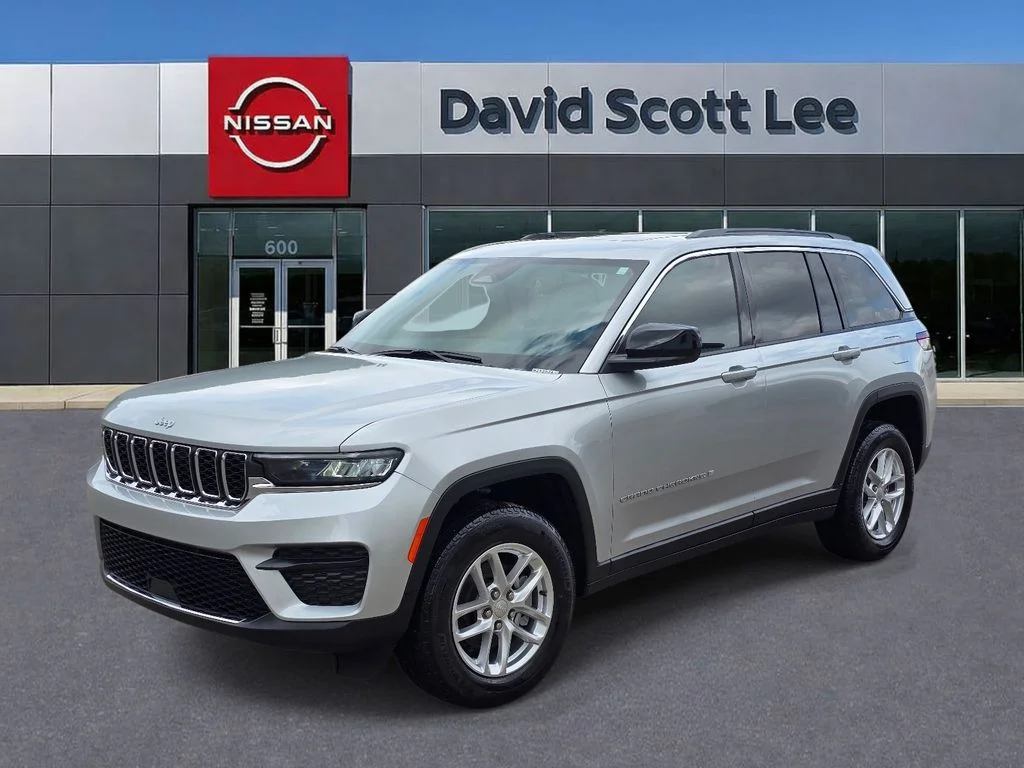 Used 2025 Silver Jeep Laredo image 1