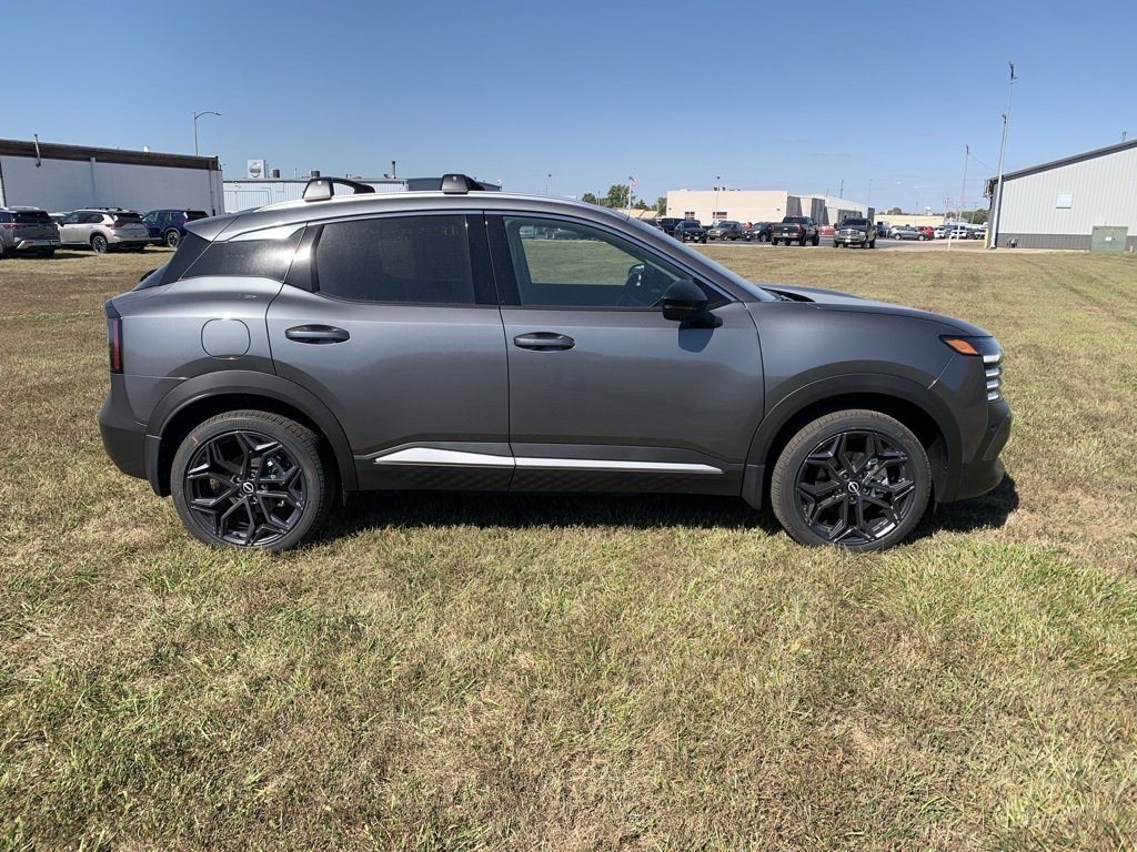 2026 Nissan Kicks SR photo 4