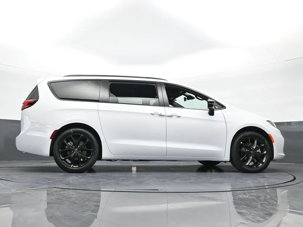New 2026 Bright White Clear-Coat Exterior Paint Chrysler Select image 60