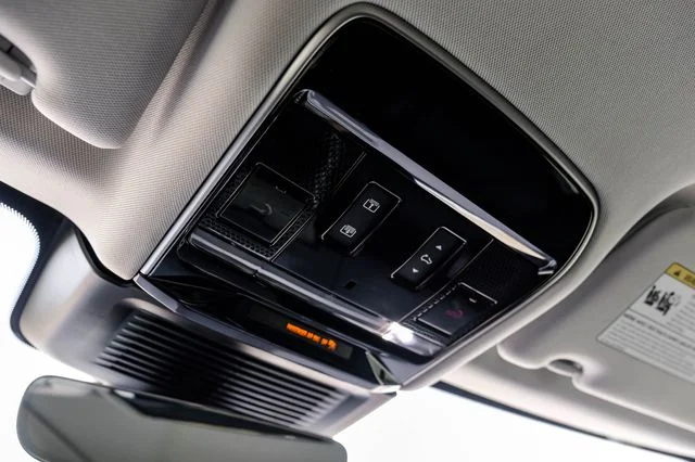 Used 2024  Land Rover Dynamic SE image 32