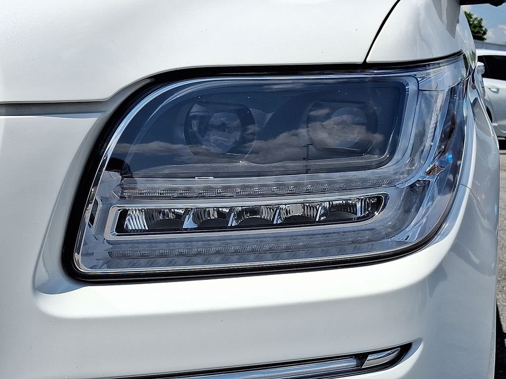 Used 2021 White Lincoln Reserve image 10