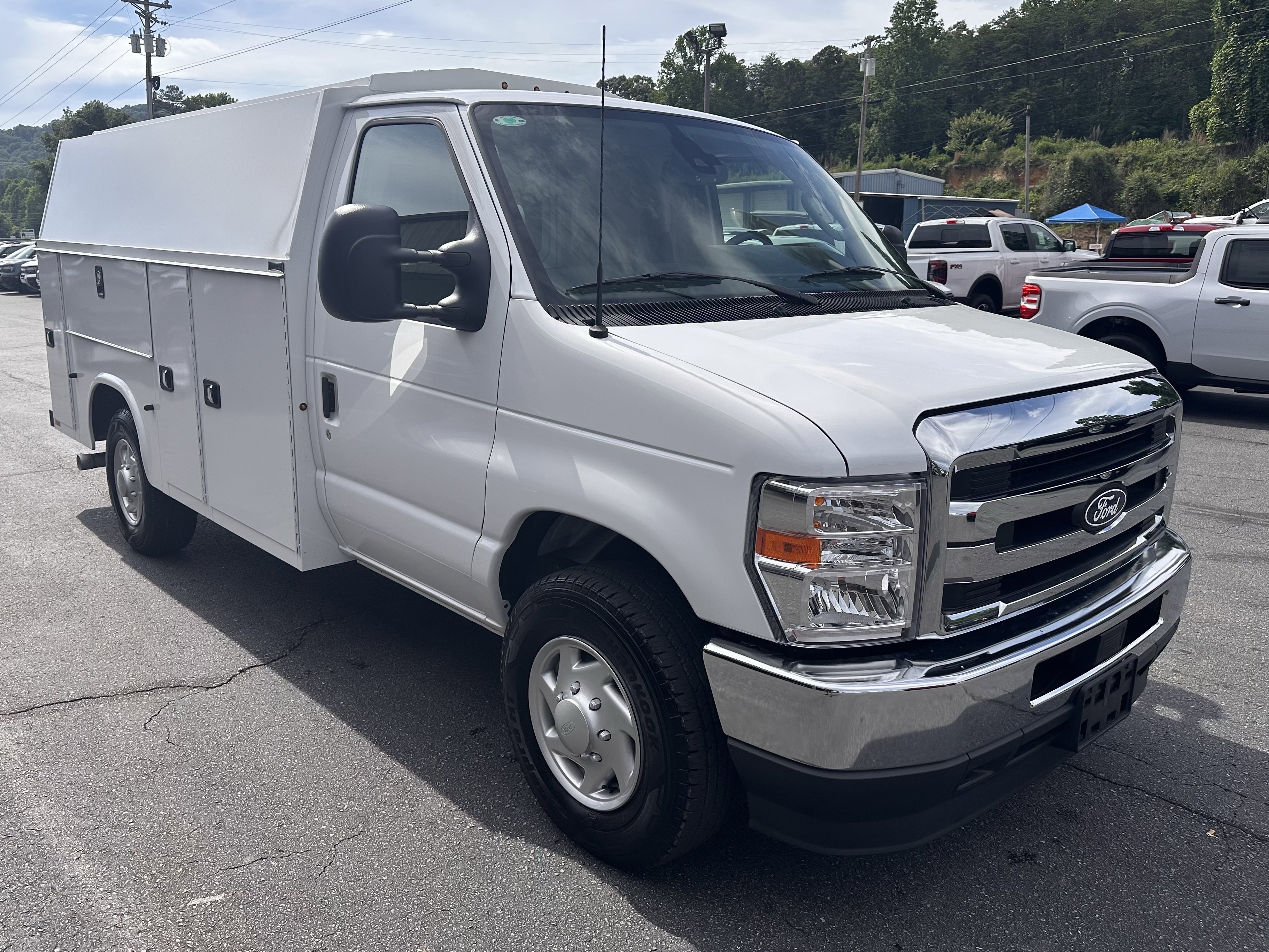 Certified Used 2026 Oxford White Clearcoat Ford 11Ft KUV Body image 4