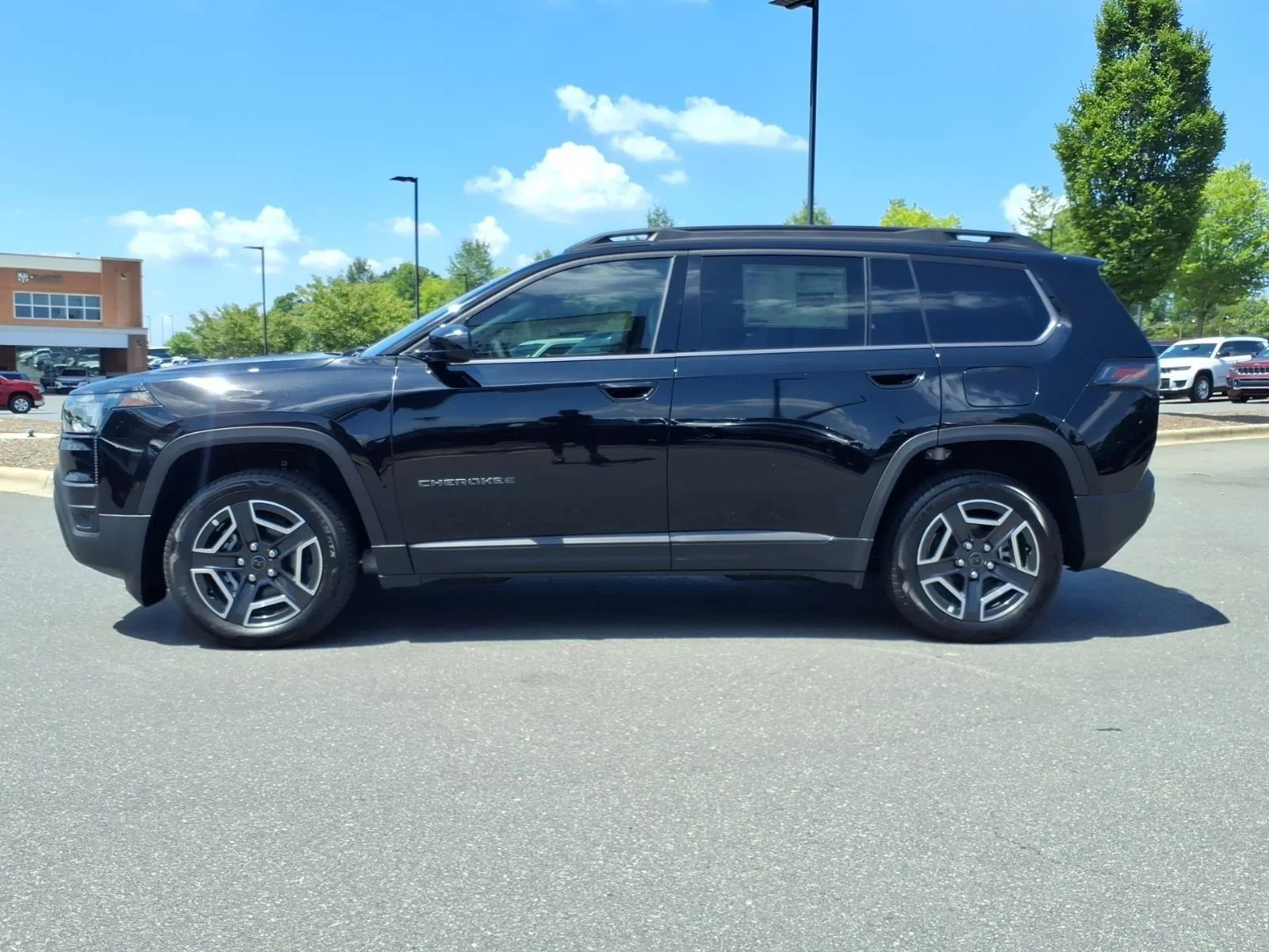 New 2026 Diamond Black Crystal Pearl-Coat Exterior Paint Jeep Laredo image 3