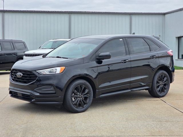 Used 2022 Black Metallic Ford SE image 3