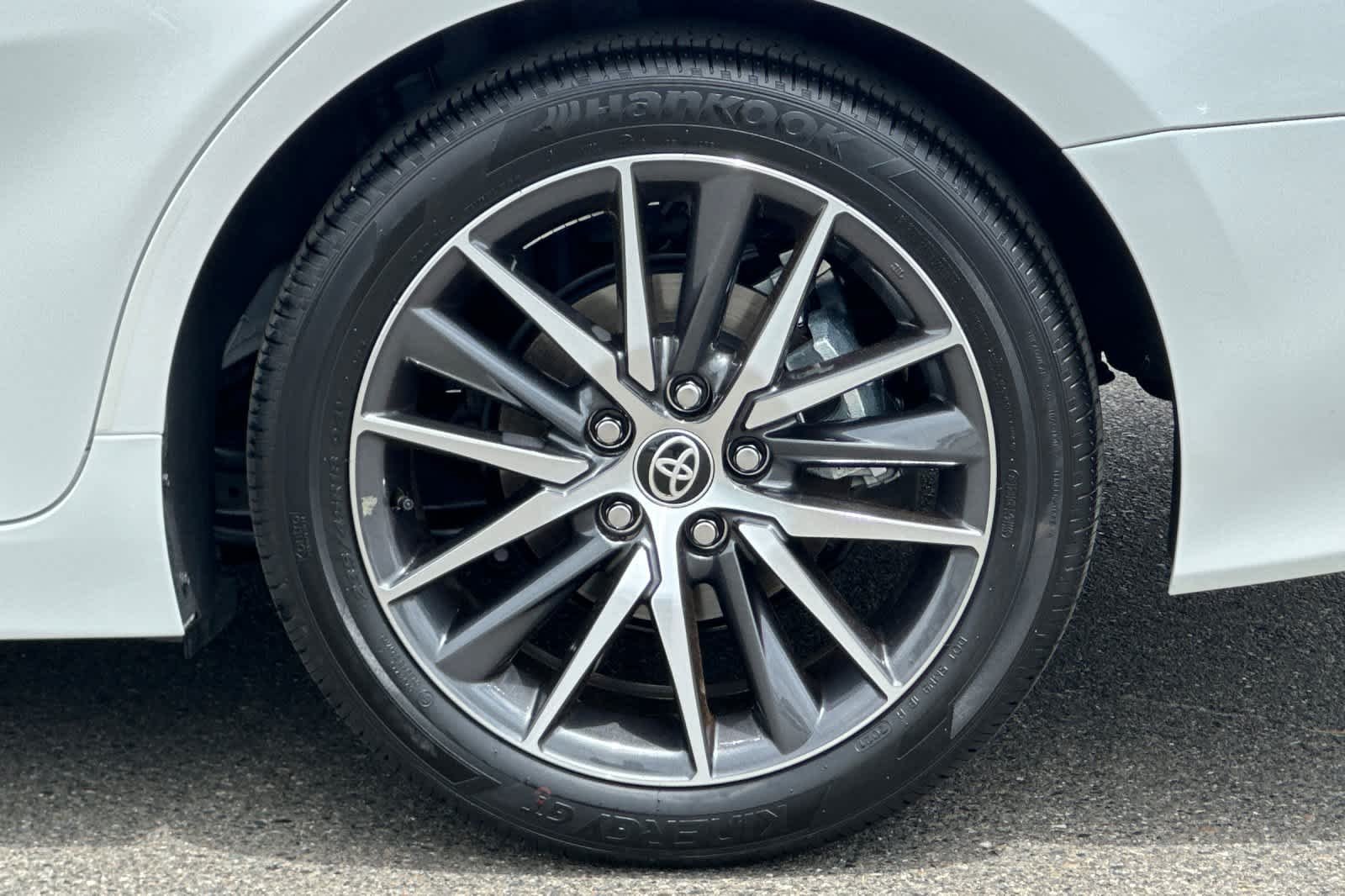 Used 2022 Wind Chill Pearl Toyota XLE image 31
