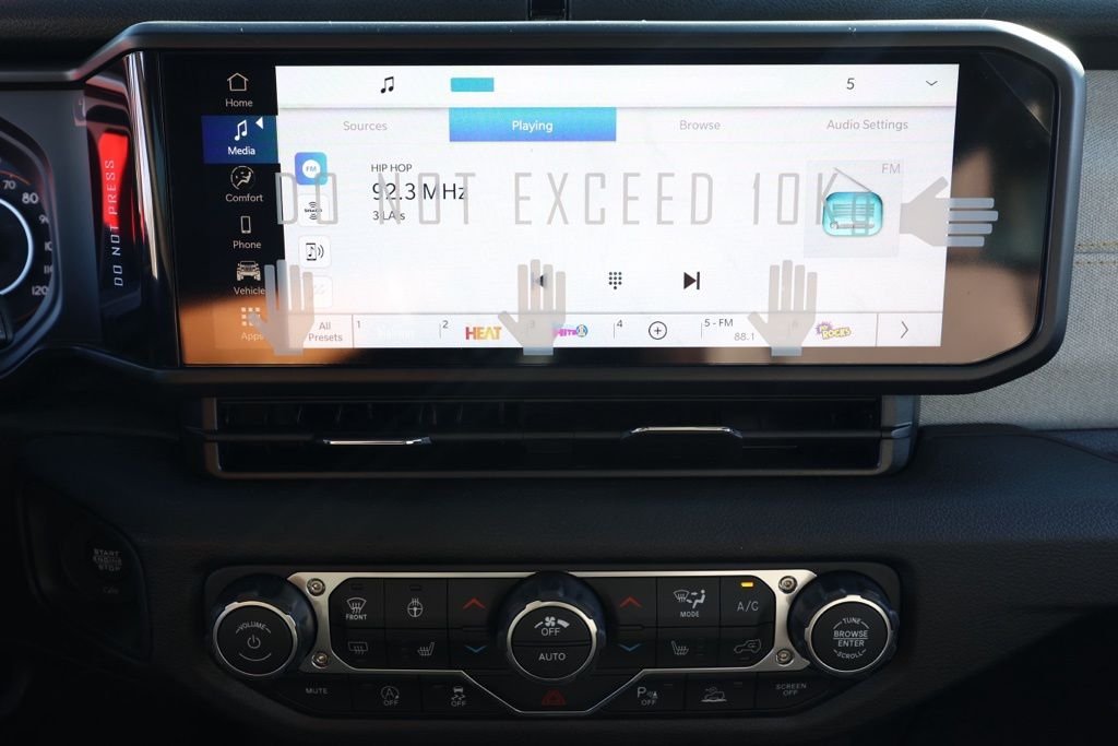 New 2026 Bright White Clear-Coat Exterior Paint Jeep Sport S image 25