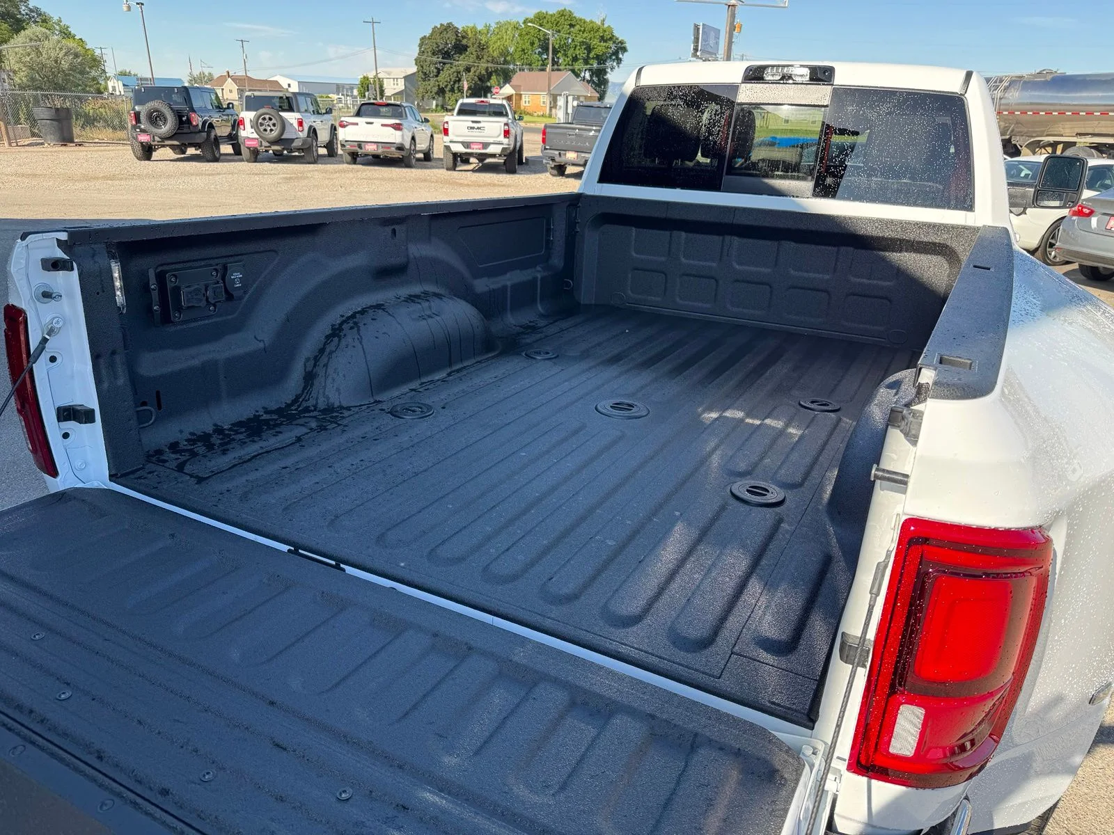 New 2026 Bright White Clear-Coat Exterior Paint RAM Laramie image 8