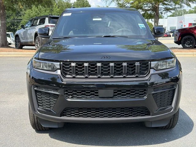 New 2026 Diamond Black Crystal Pearl-Coat Exterior Paint Jeep Laredo Altitude image 15