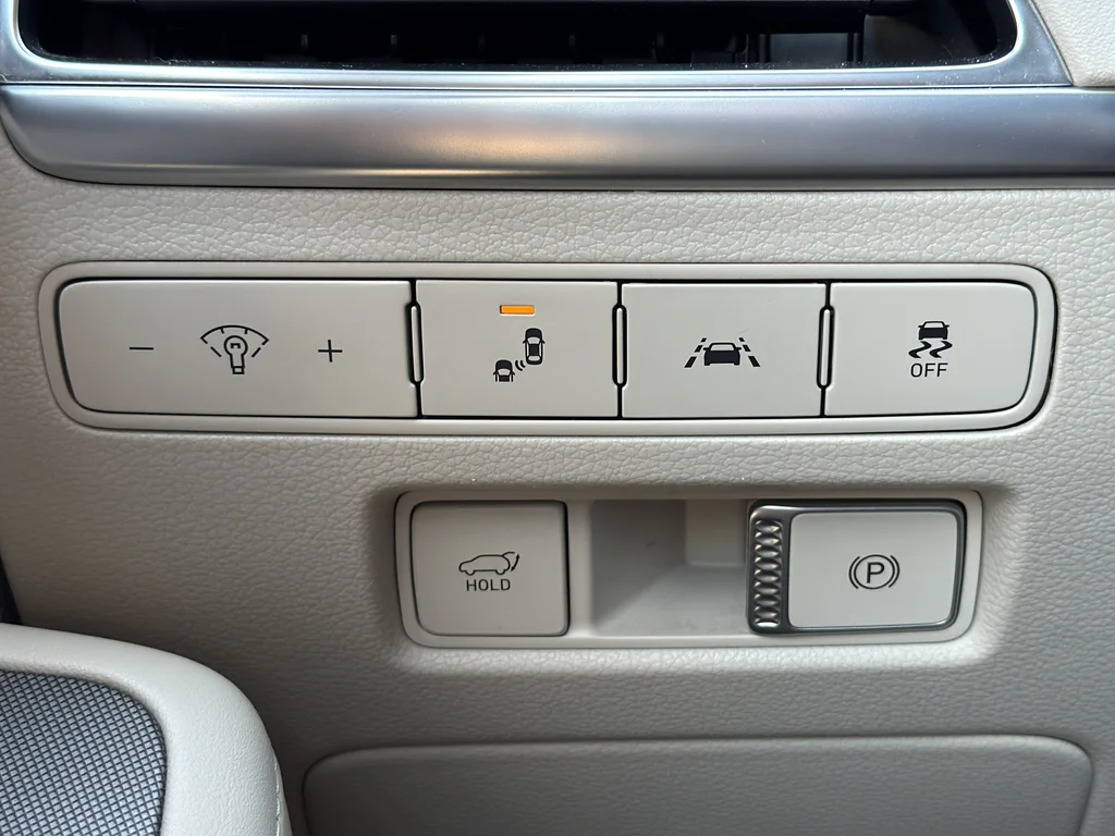 Used 2021 White Hyundai Calligraphy image 24