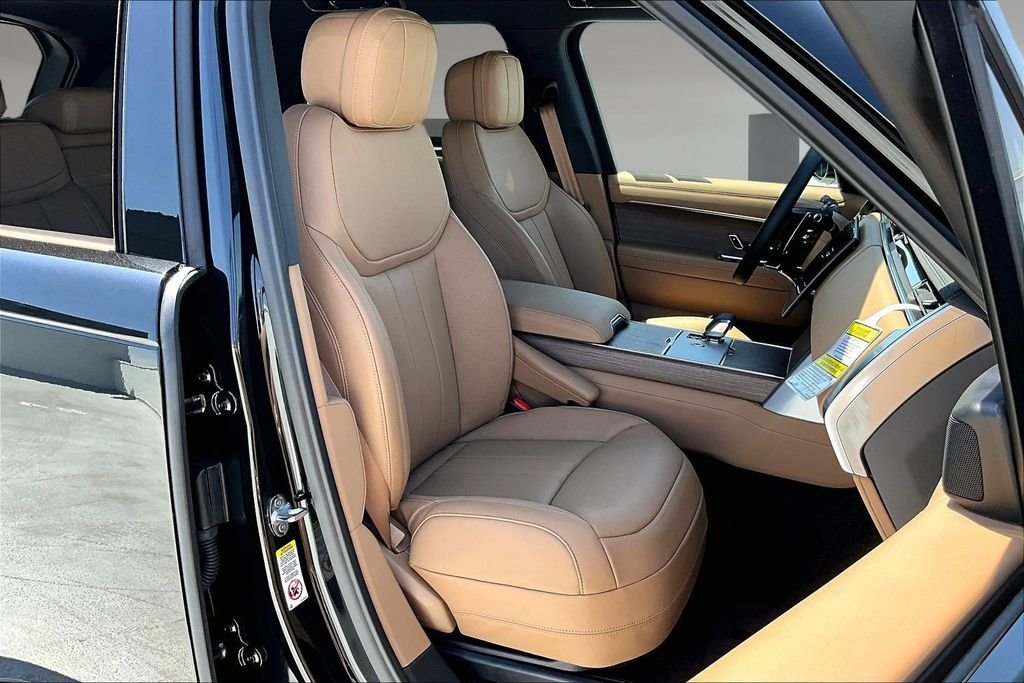 New 2026 SANTORINI BLACK Land Rover SE image 10