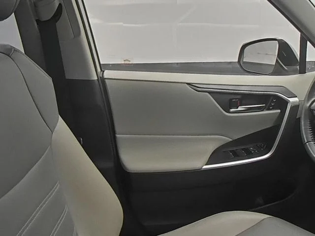 Used 2021 Silver Toyota XLE Premium image 34