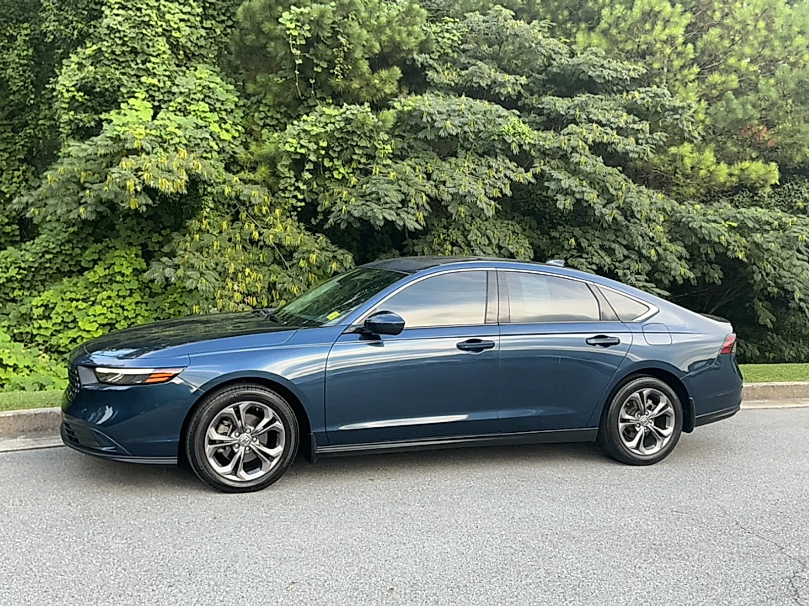 Used 2024 Canyon River Blue Metallic Honda EX image 4