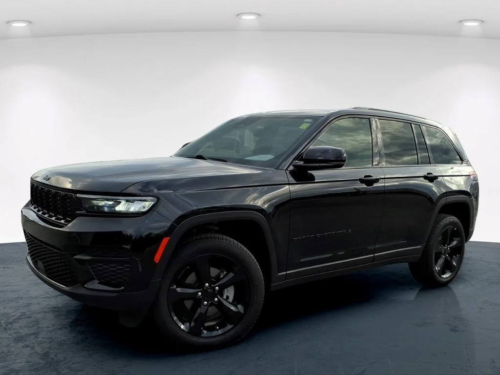 Used 2024 Black Jeep Altitude image 2