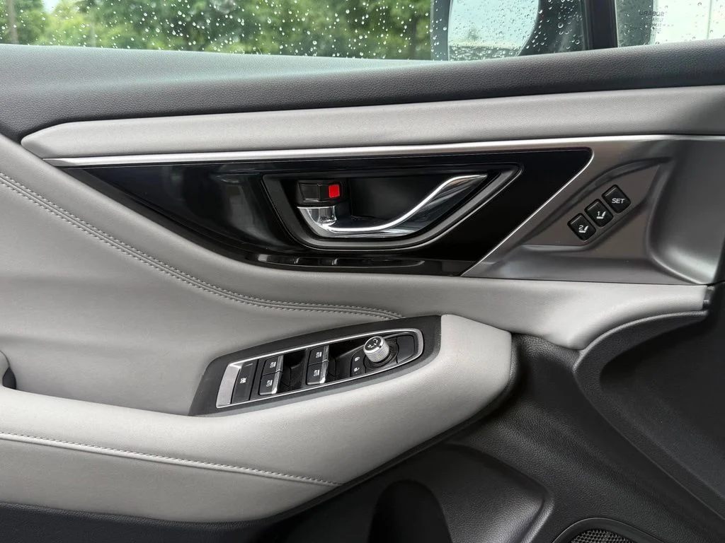 Used 2024 Ice Silver Metallic Subaru Limited image 21