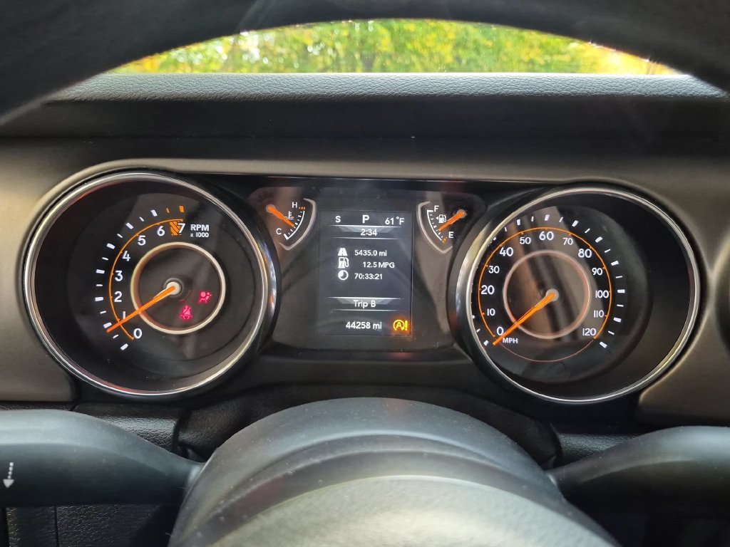 Used 2019 Gray Jeep Sport image 12