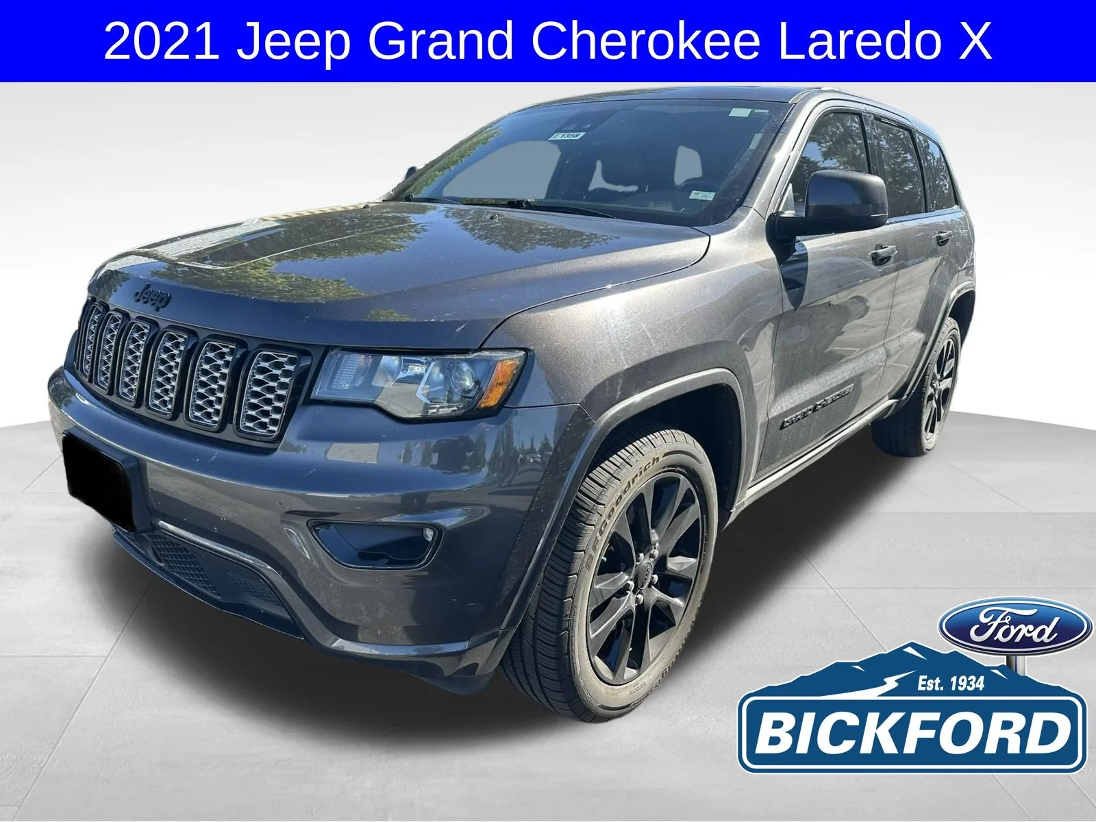 Used 2021 Gray Jeep Laredo X image 1