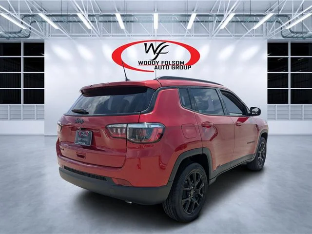 New 2026 Red Hot Pearl-Coat Exterior Paint Jeep Latitude image 3