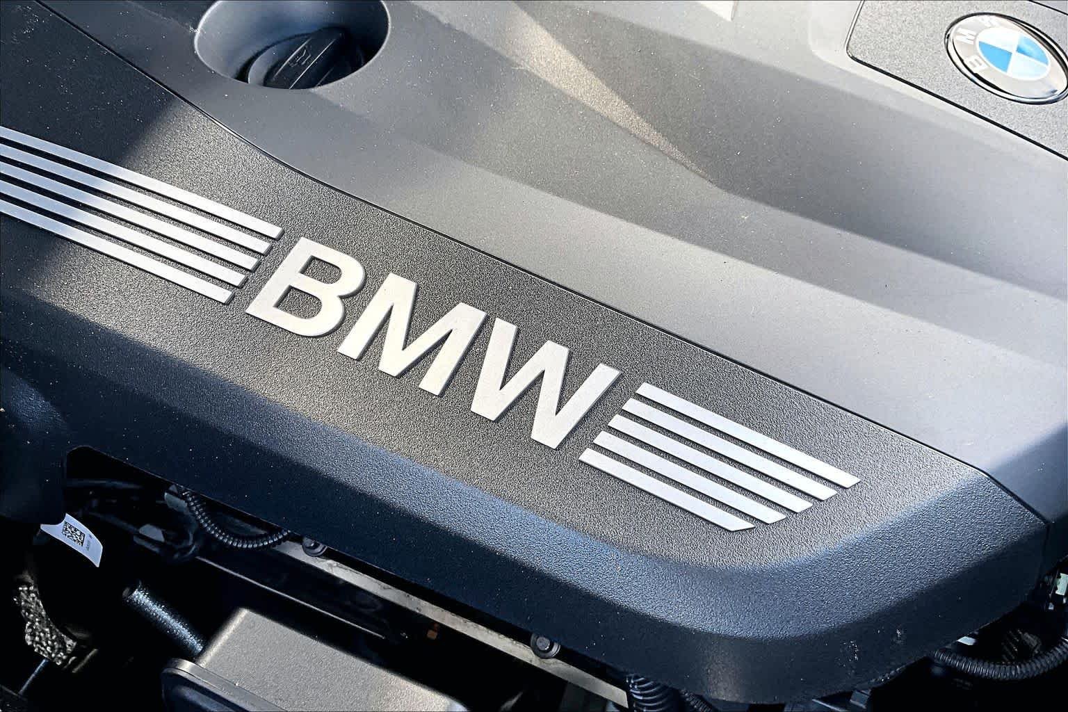 Certified Used 2025 Mineral White Metallic BMW xDrive40i image 33