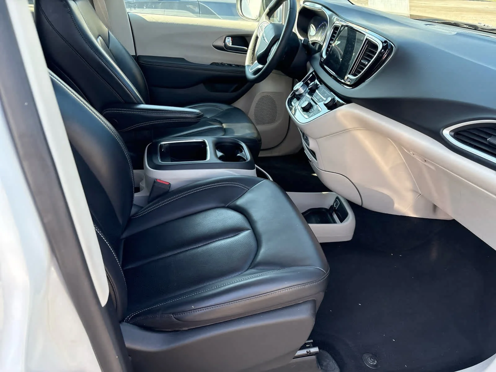 Used 2023 Bright White Clearcoat Chrysler Touring L image 7