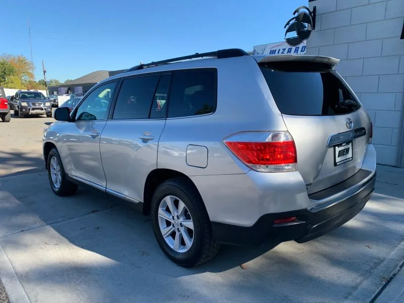 Used 2011 Silver Toyota Sport Utility 4D image 8