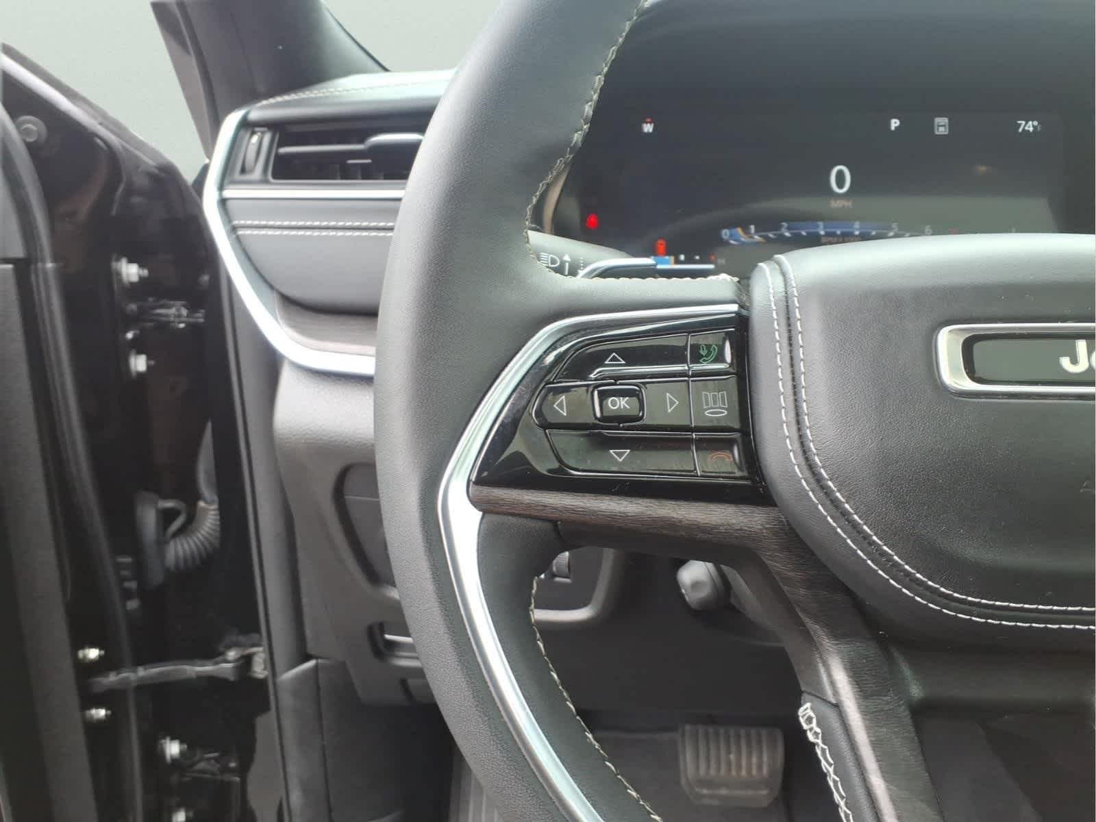 Used 2023 Diamond Black Crystal Pearlcoat Jeep Overland image 27
