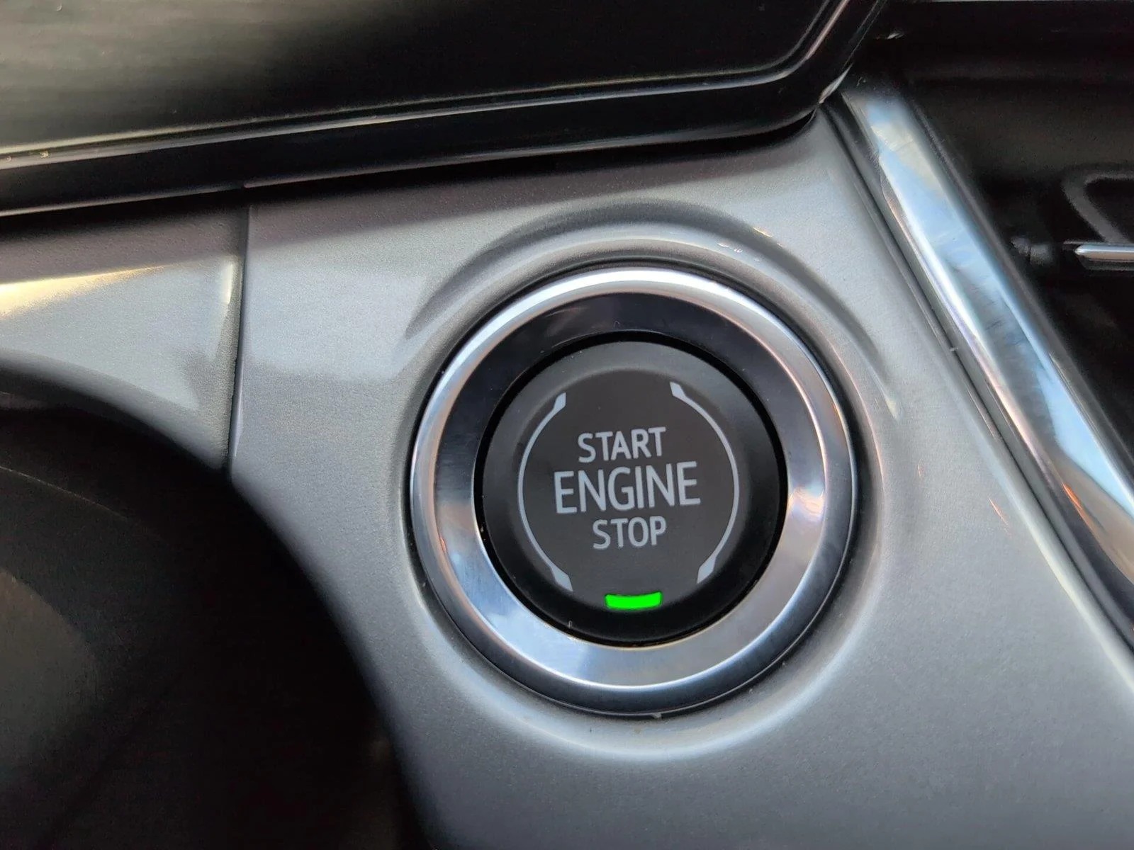 Used 2025 Summit White Chevrolet LT image 25