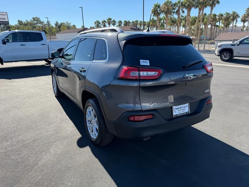 Used 2017 Granite Crystal M Jeep Latitude image 5