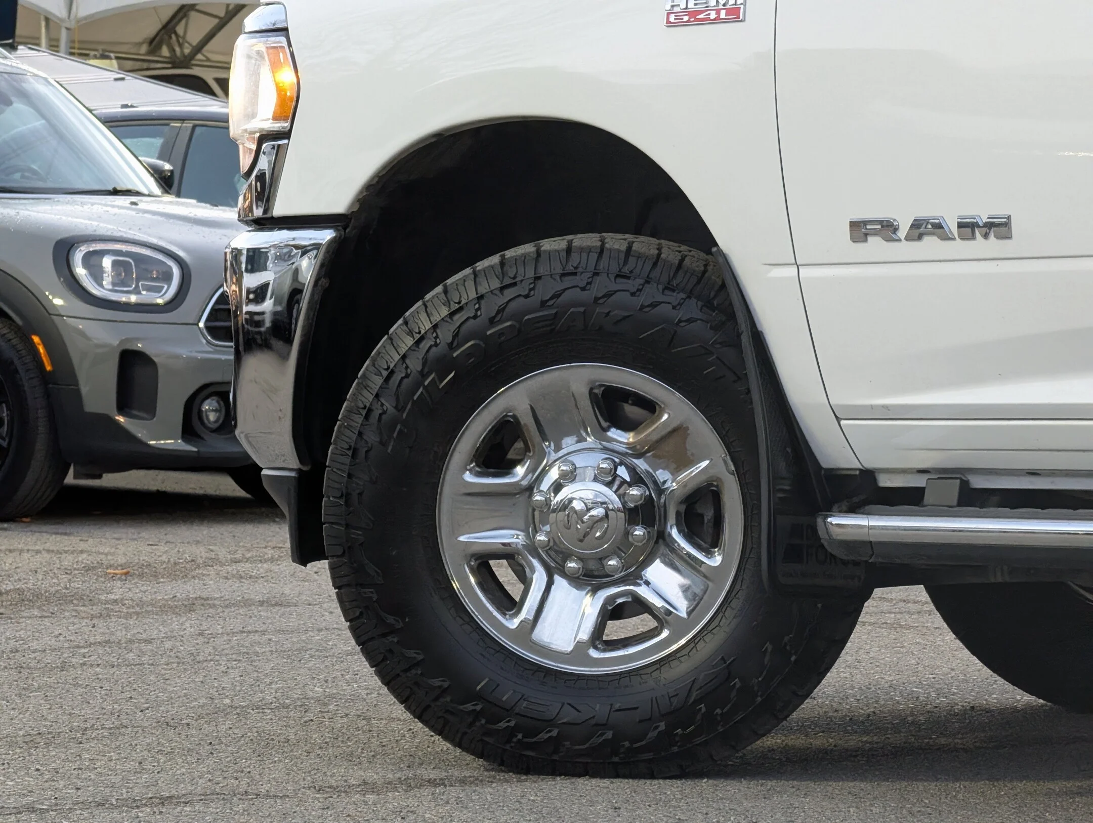 Used 2019 White RAM Big Horn - 6.4L HEMI - Apple CarPlay - Heated - Big Horn 4x4 Crew Cab 64 Box image 9