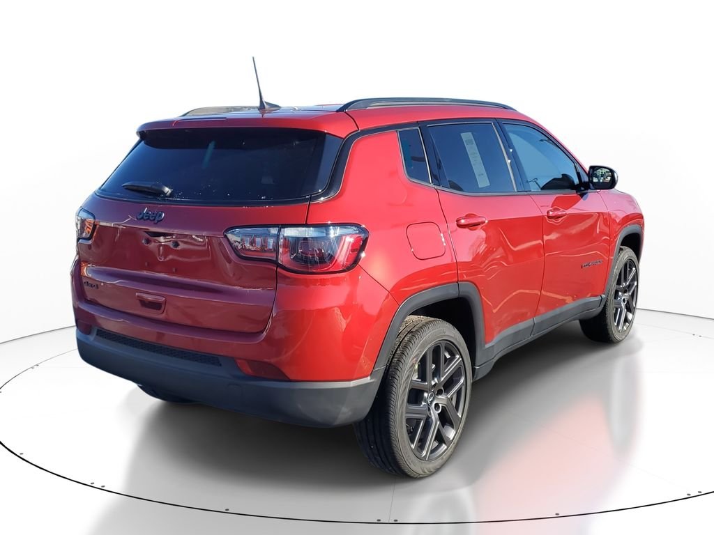 New 2026 Red Hot Pearlcoat Jeep Latitude image 3