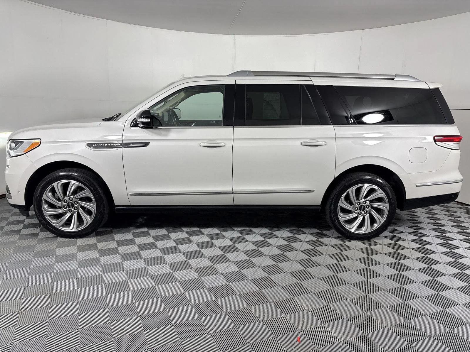 Used 2022 Ceramic Pearl Metallic Tri-Coat Lincoln Reserve image 15