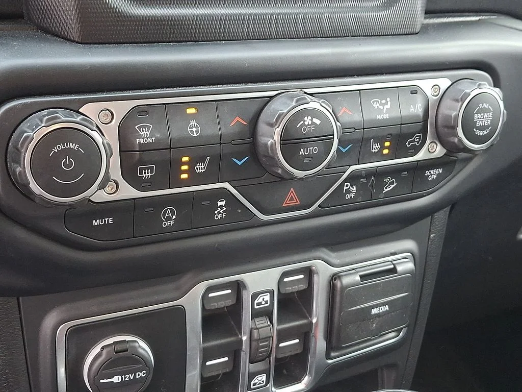 Used 2020 White Jeep Unlimited Sahara image 15