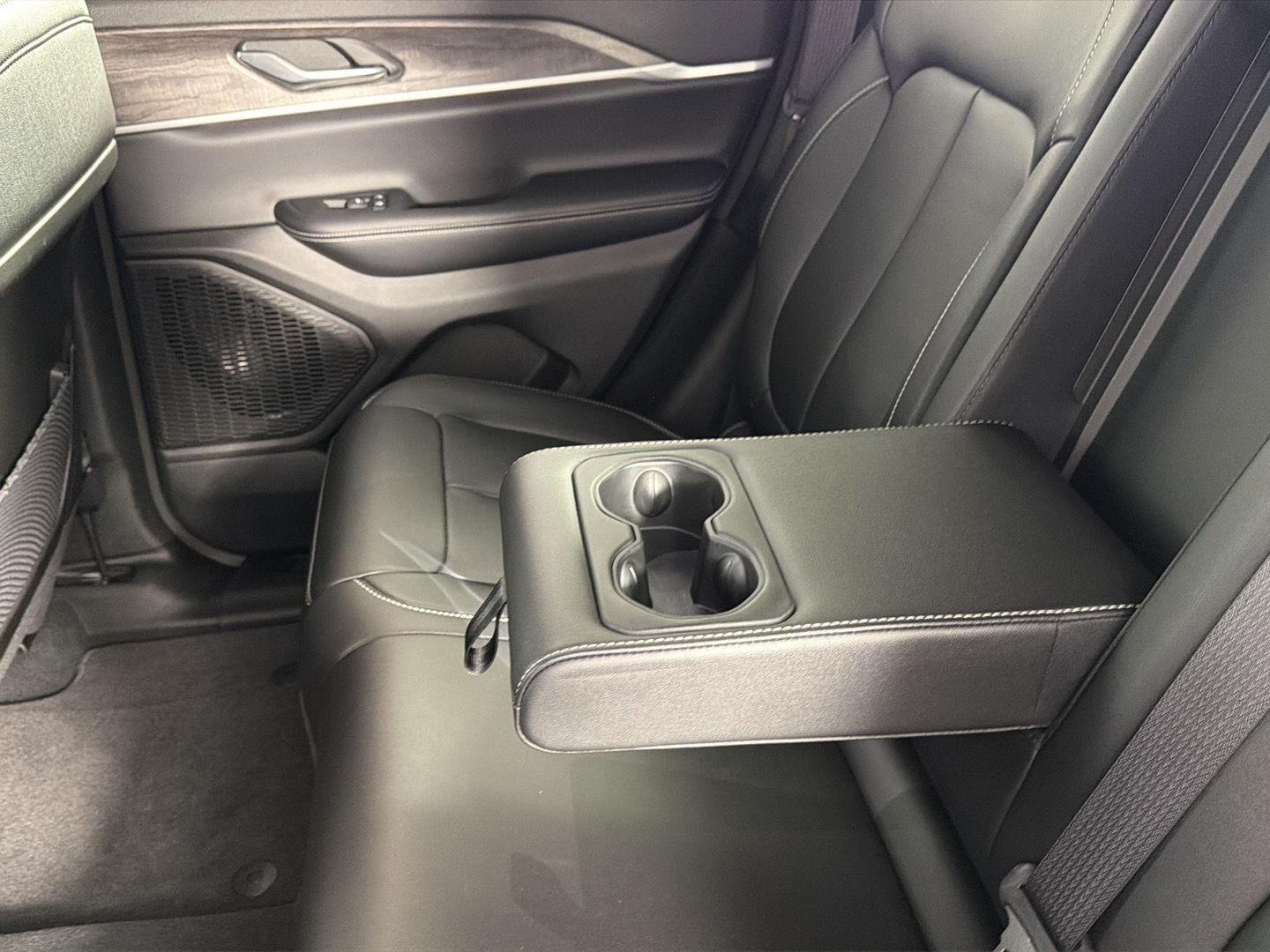 Used 2024 Diamond Black Crystal Pearlcoat Jeep Limited image 22