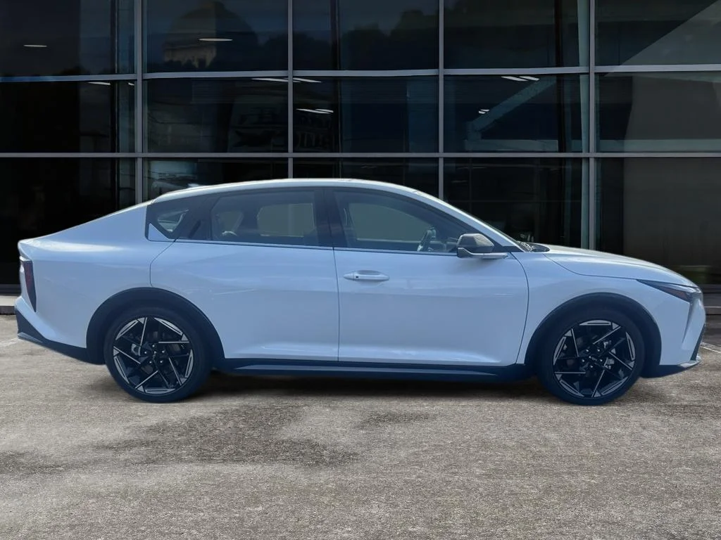 New 2026 Snow White Pearl Kia GT-Line image 4