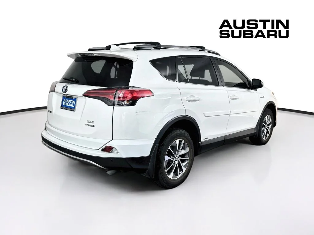 Used 2018 White Toyota XLE image 7