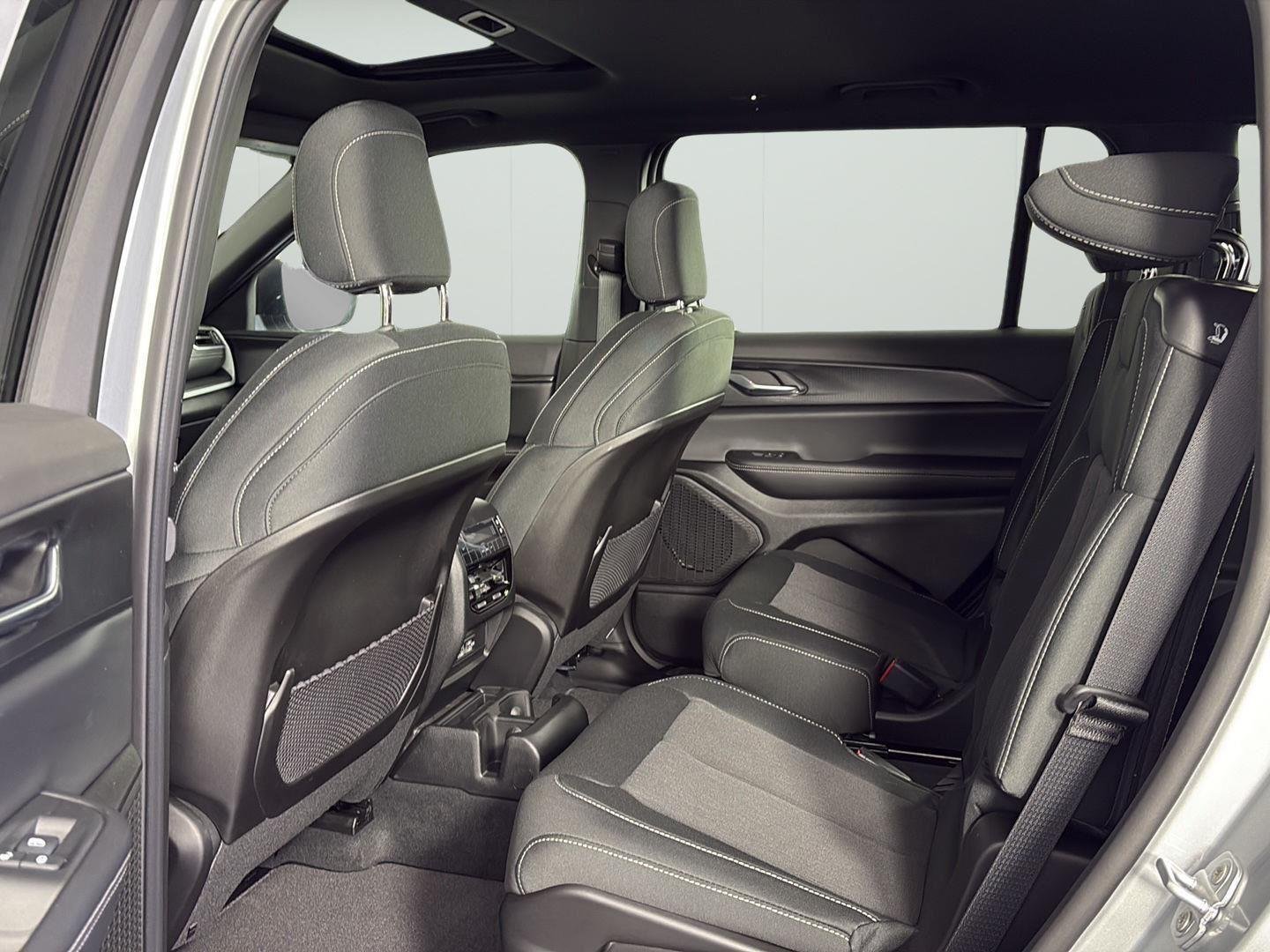 New 2025 Silver Zynith Exterior Paint Jeep Laredo X image 8