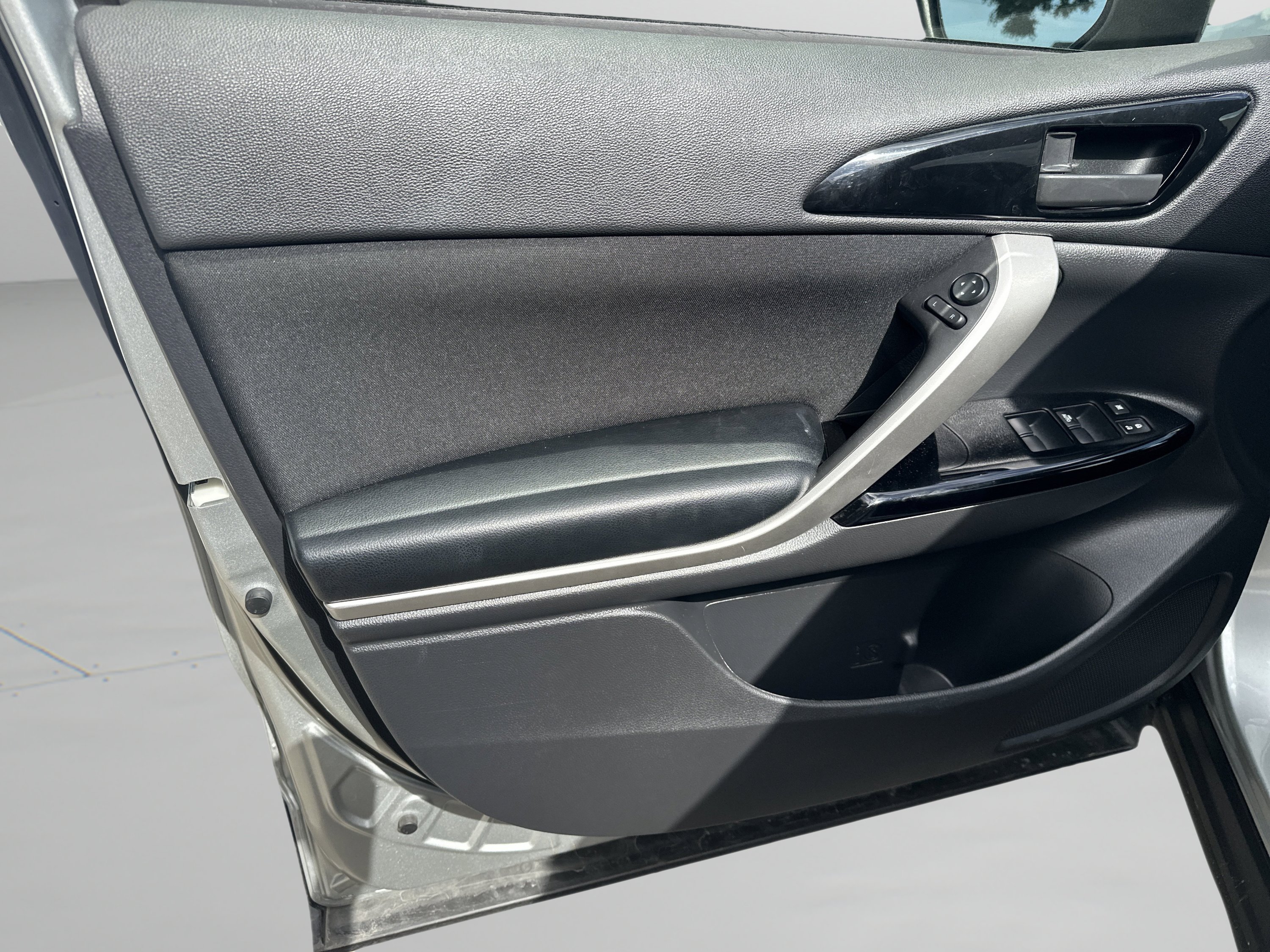 Used 2025 Silver Mitsubishi LE image 9
