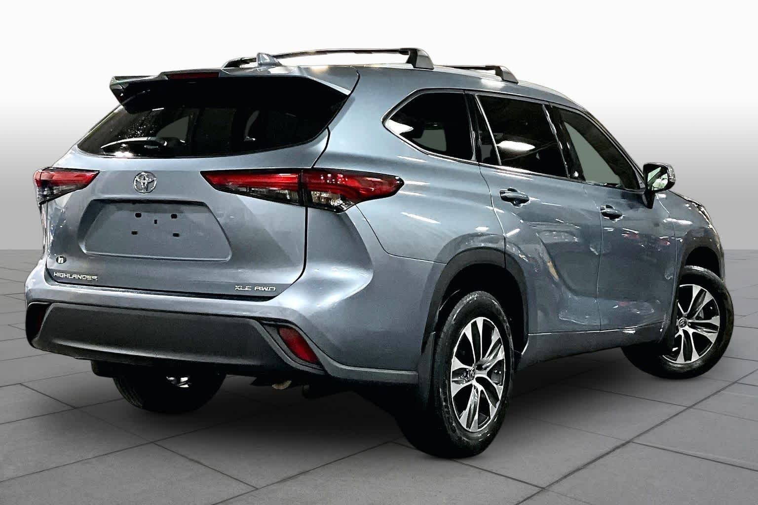 Used 2022 Moon Dust Toyota XLE image 13