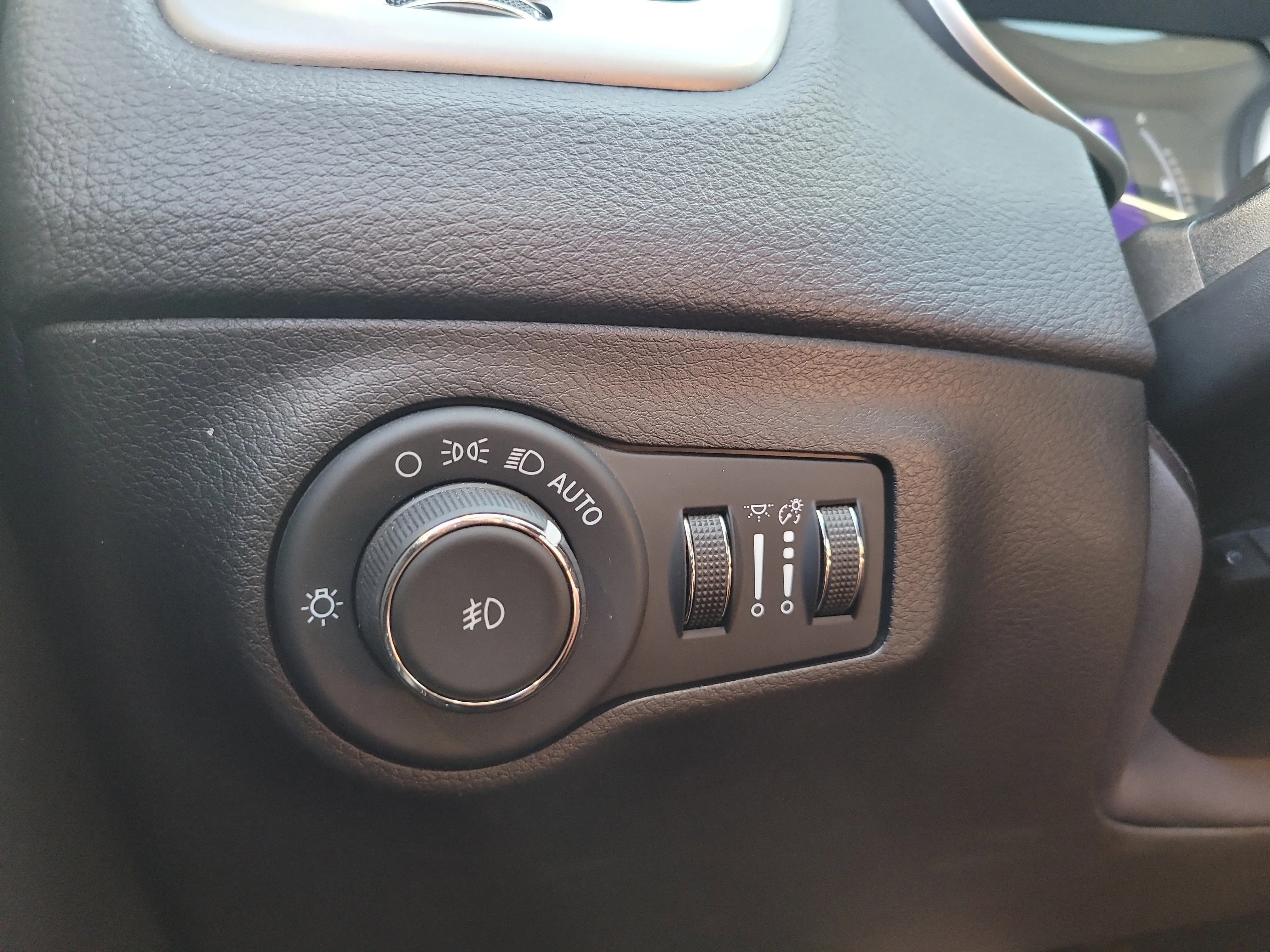 Used 2020 White Clearcoat Jeep Latitude image 30