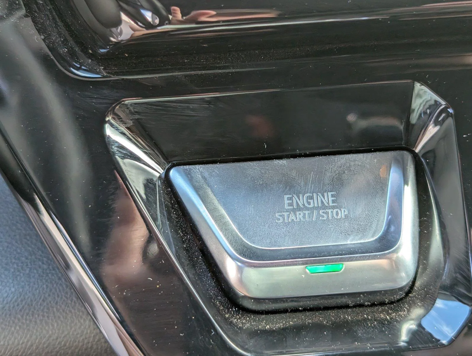 Used 2025 Summit White GMC AT4 image 25