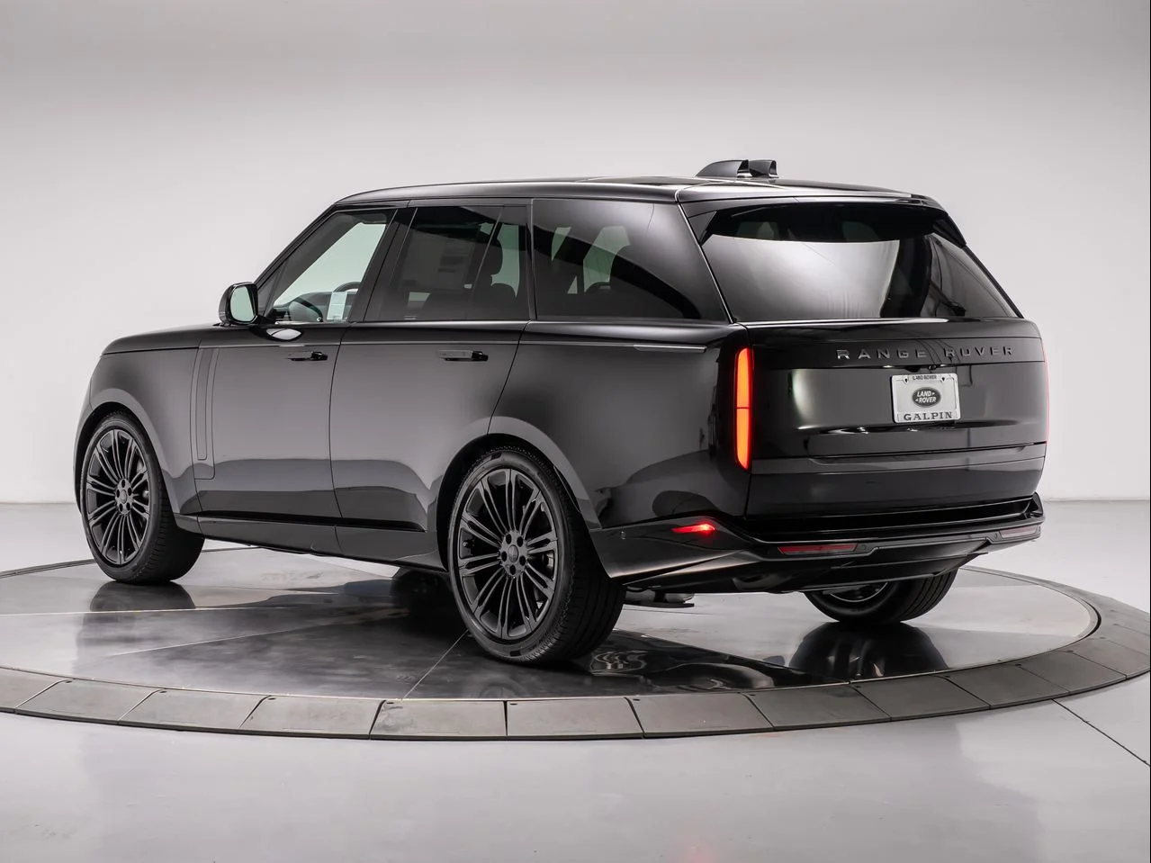 New 2026 Santorini Black Land Rover P400 SE image 3