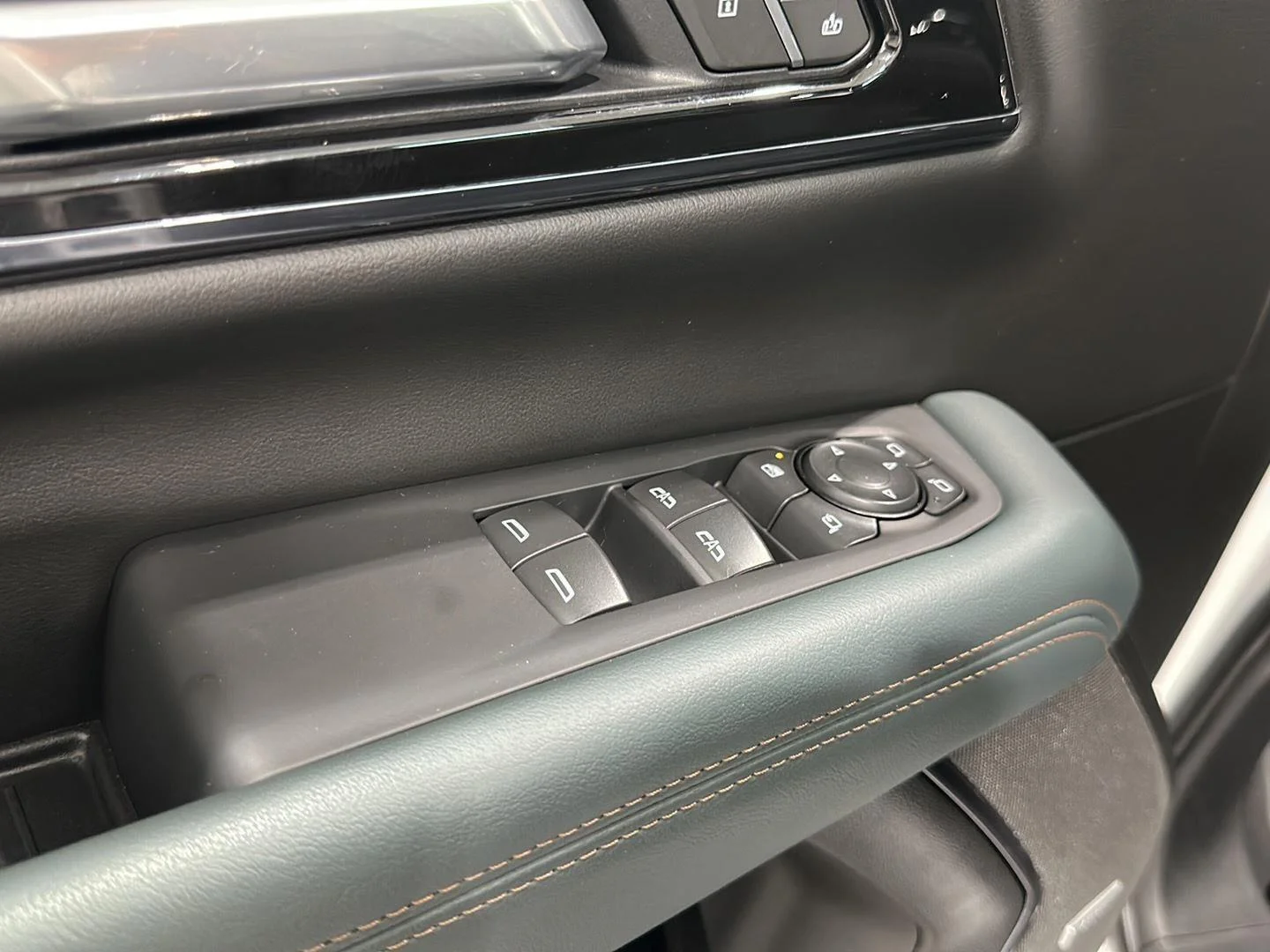 Used 2025 Summit White GMC AT4 image 19