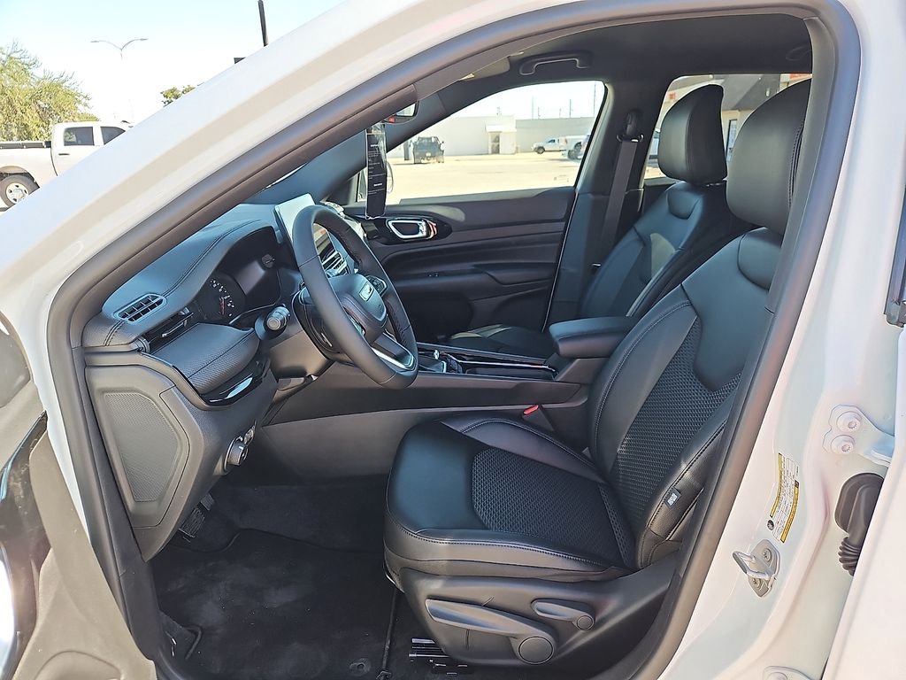 New 2026 Bright White Clearcoat Jeep Latitude image 15