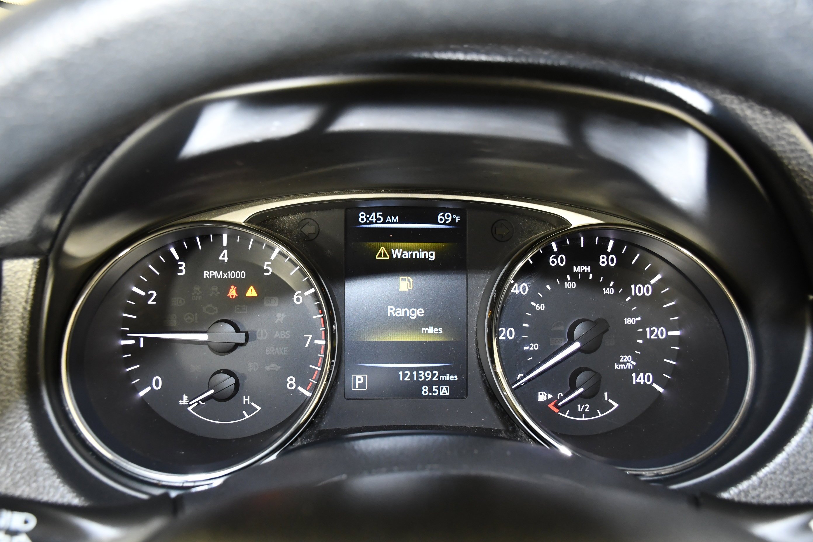 Used 2015 Glacier White Nissan S image 18