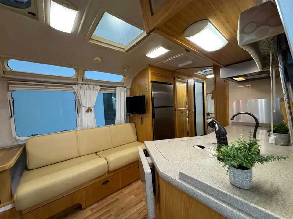 Used 2011 SILVER AIRSTREAM  image 8