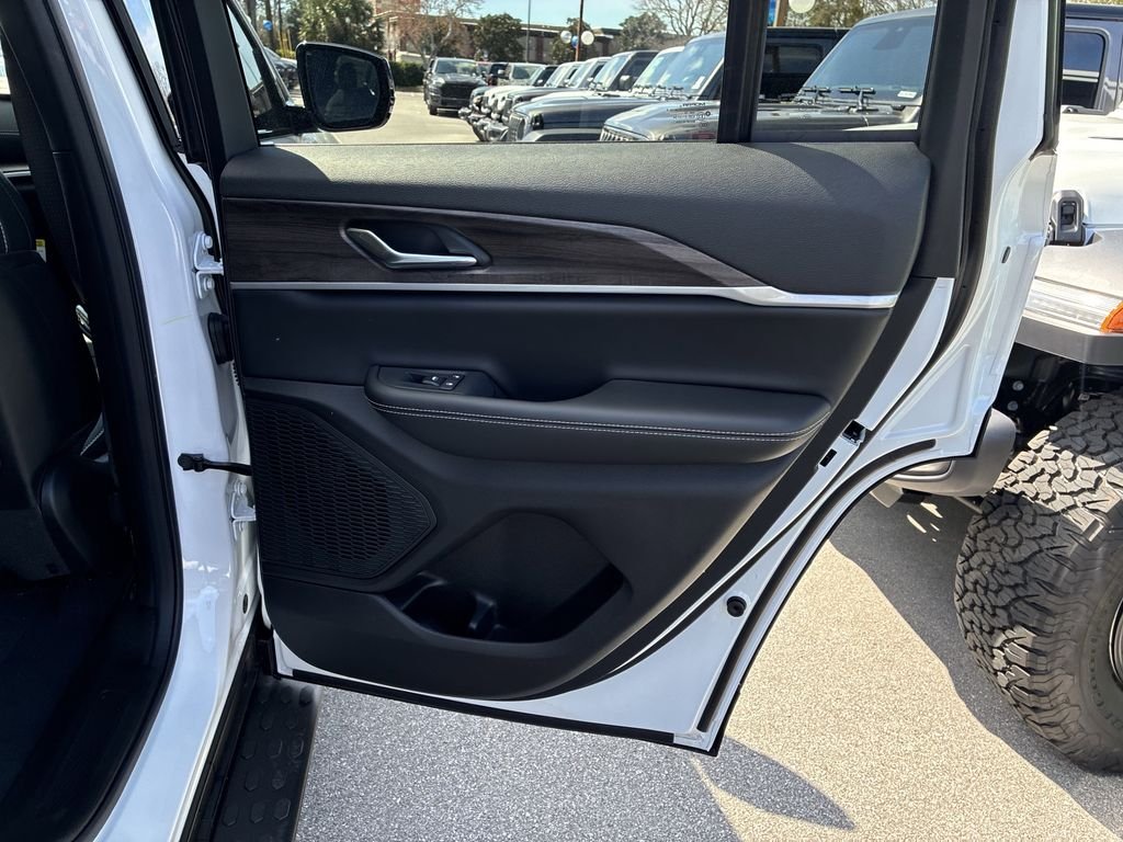 New 2026 Bright White Clear-Coat Exterior Paint Jeep Altitude image 31