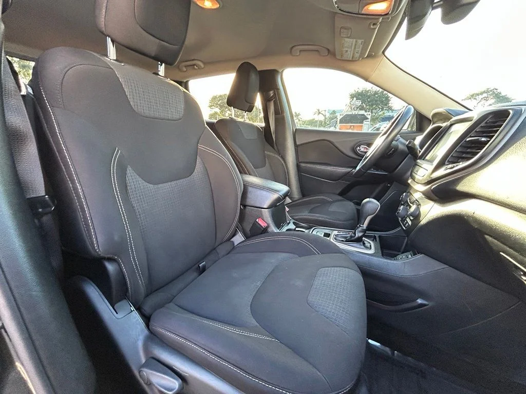 Used 2015 Brilliant Black Crystal Pearlcoat Jeep Latitude image 25