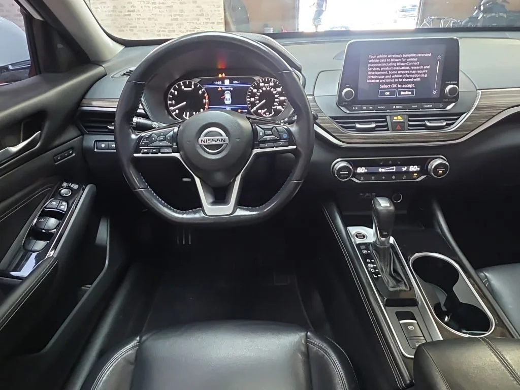 Used 2021 White Nissan 2.5 Platinum image 12
