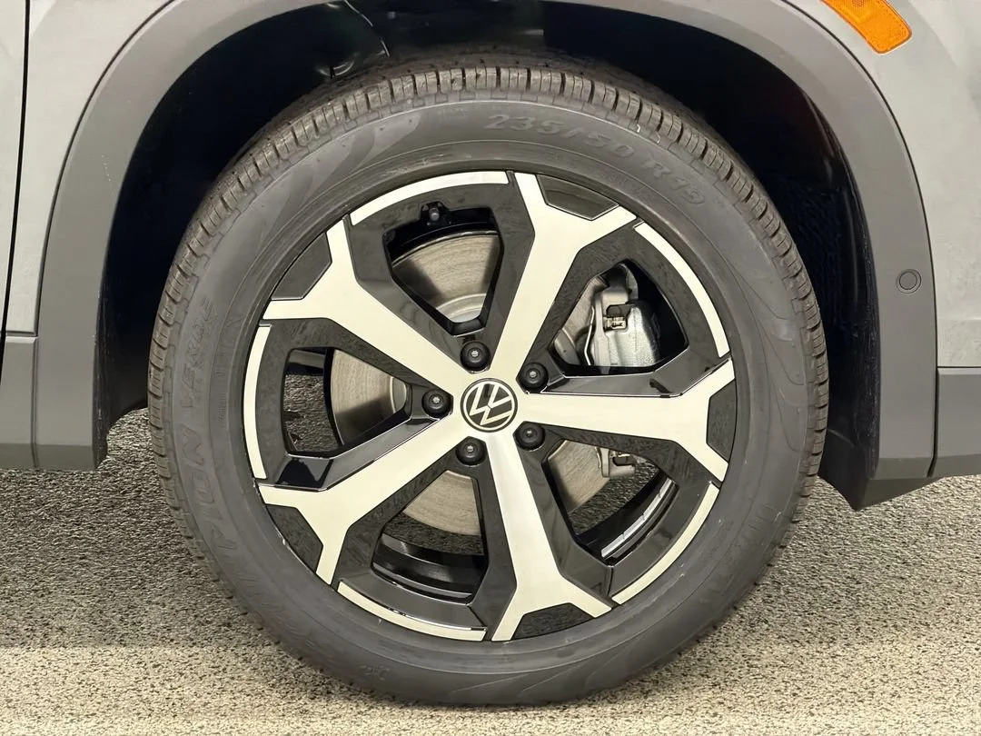 New 2026 Platinum Gray Metallic Volkswagen SE image 10